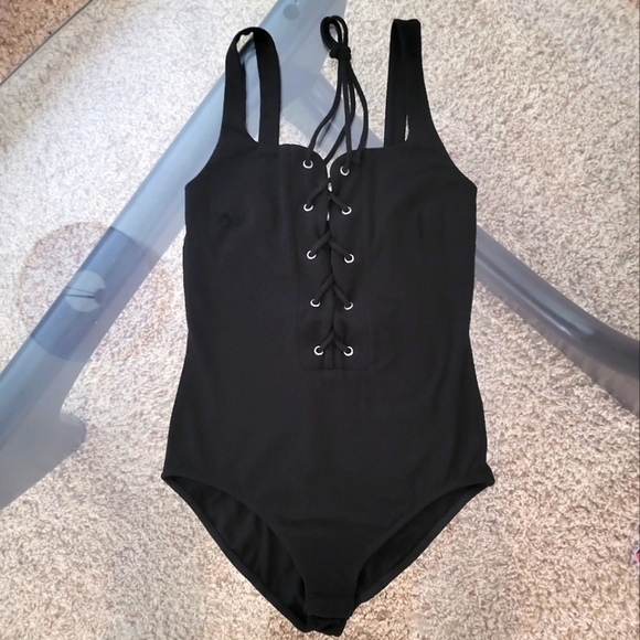 Lulu's | City of Angles Lace-Up Bodysuit - Picture 2 of 6